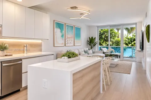 2301 Collins Ave #318