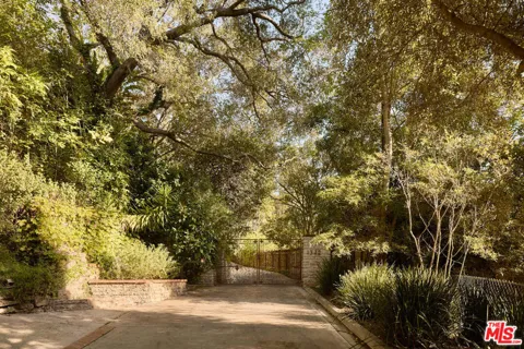 1372 Benedict Canyon Drive
