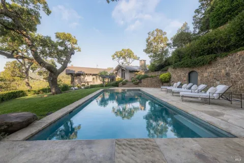 126 Winding Way