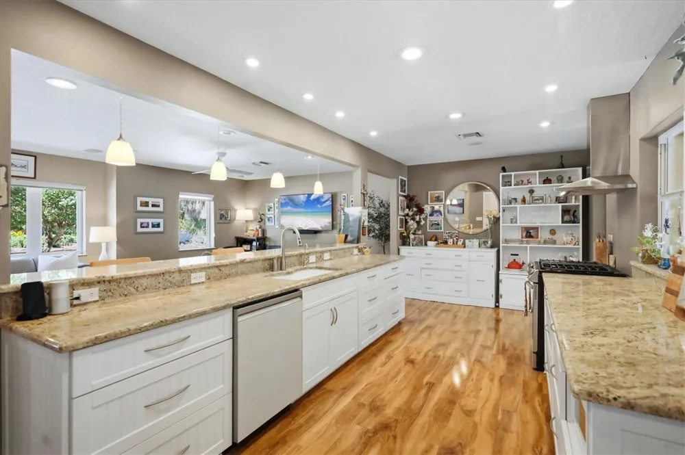 942 VIRGINIA DRIVE Sarasota, FL 34234