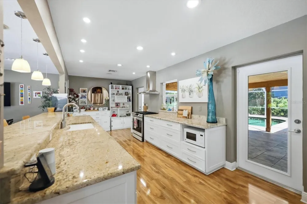 942 VIRGINIA DRIVE Sarasota, FL 34234