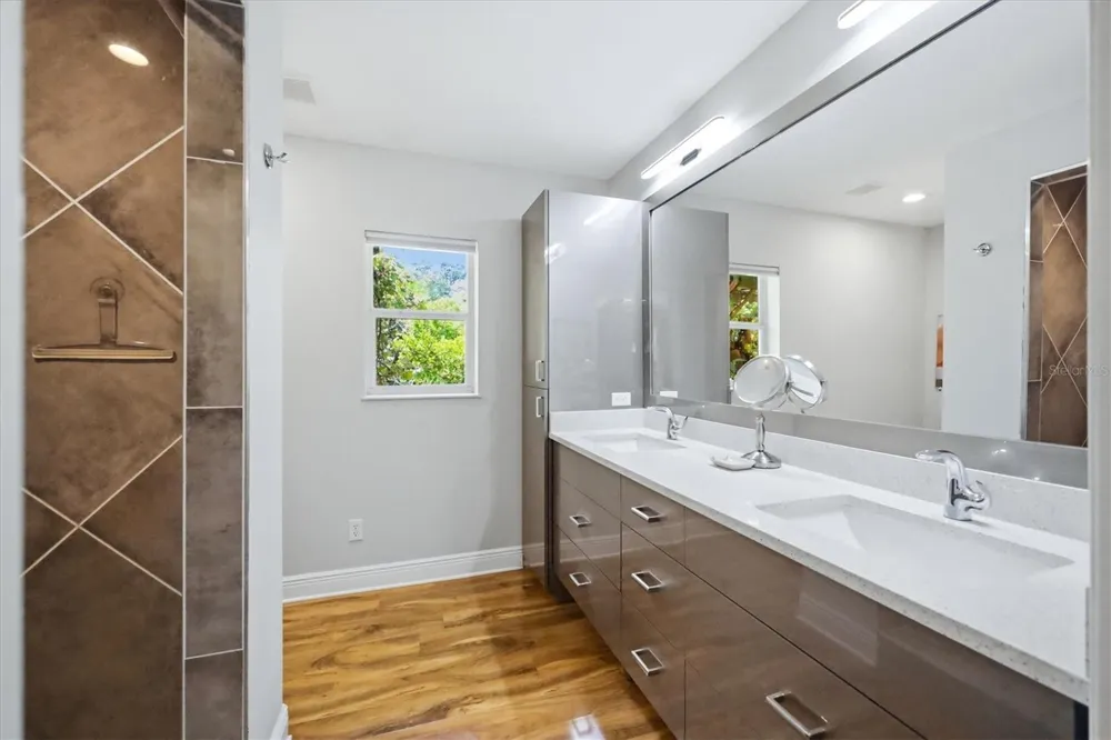 942 VIRGINIA DRIVE Sarasota, FL 34234