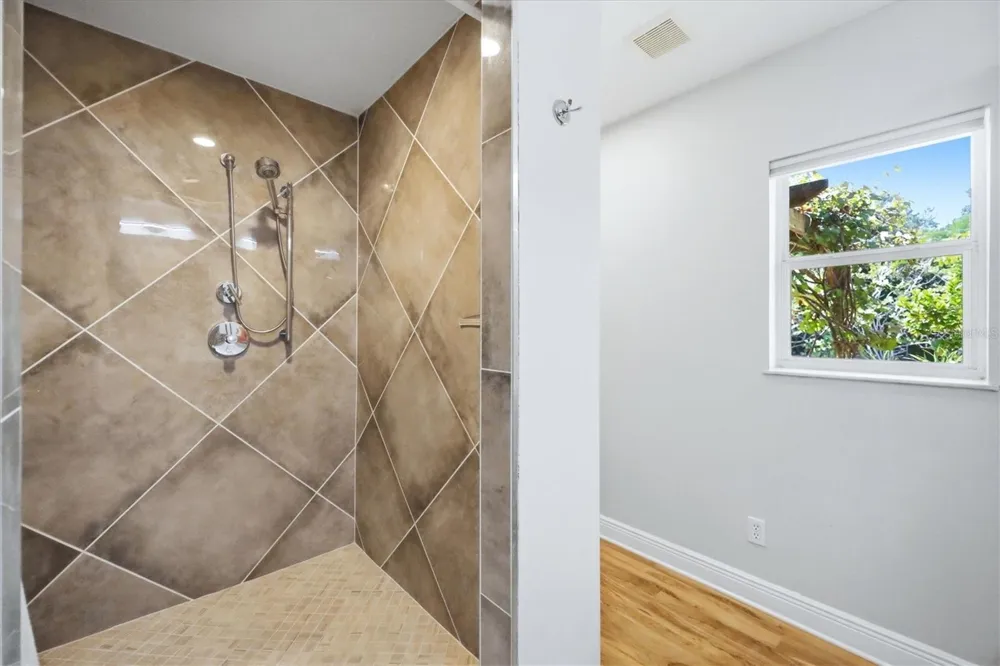 942 VIRGINIA DRIVE Sarasota, FL 34234