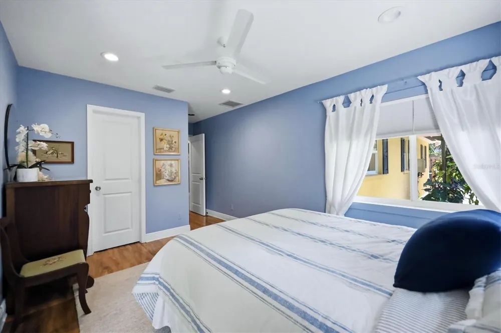942 VIRGINIA DRIVE Sarasota, FL 34234