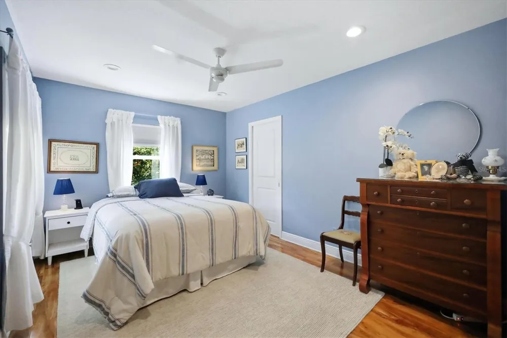942 VIRGINIA DRIVE Sarasota, FL 34234