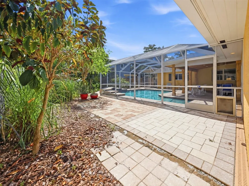 942 VIRGINIA DRIVE Sarasota, FL 34234