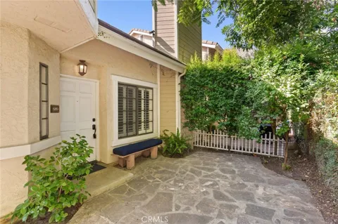 689 W Sierra Madre