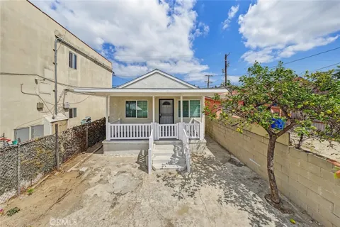 3207 E Cesar E Chavez Avenue