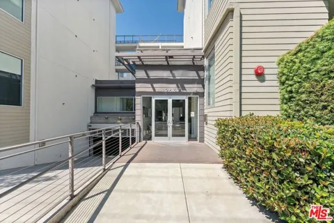 12837 Moorpark Street #313
