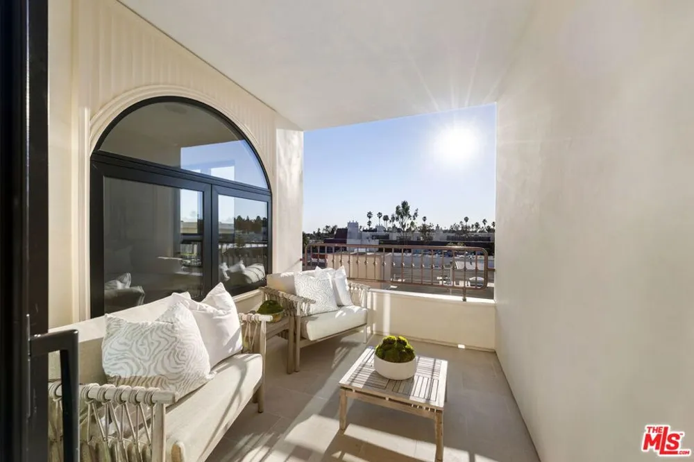 11923 Gorham Avenue #202 Los Angeles, CA 90049