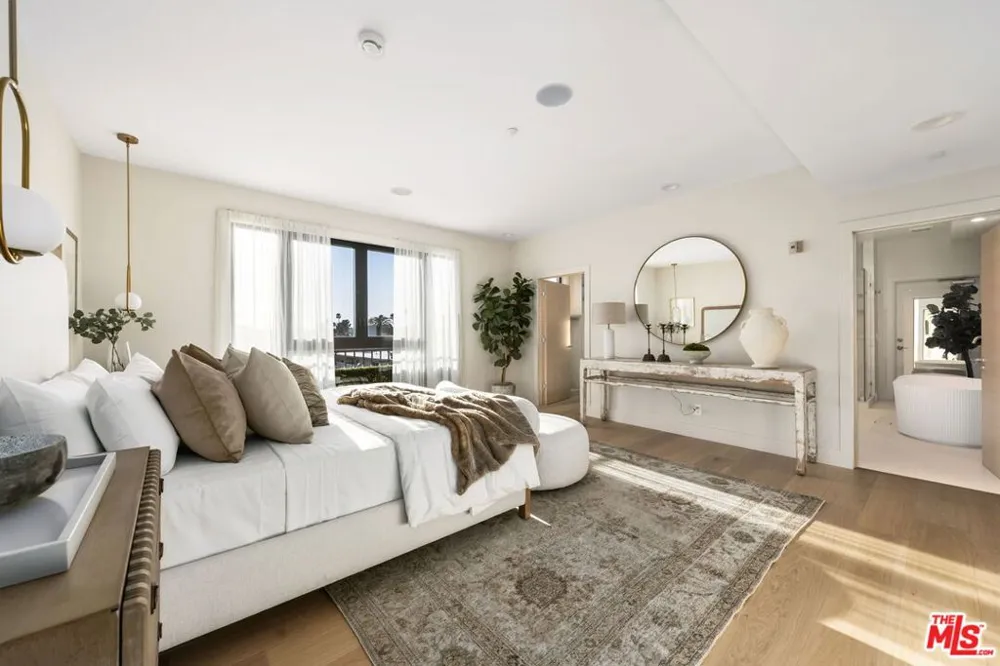 11923 Gorham Avenue #202 Los Angeles, CA 90049