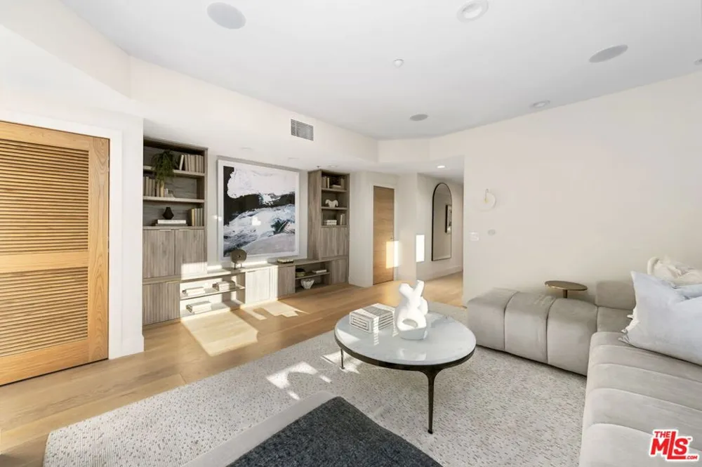11923 Gorham Avenue #202 Los Angeles, CA 90049