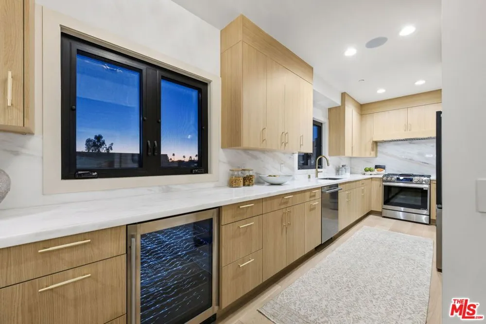 11923 Gorham Avenue #202 Los Angeles, CA 90049