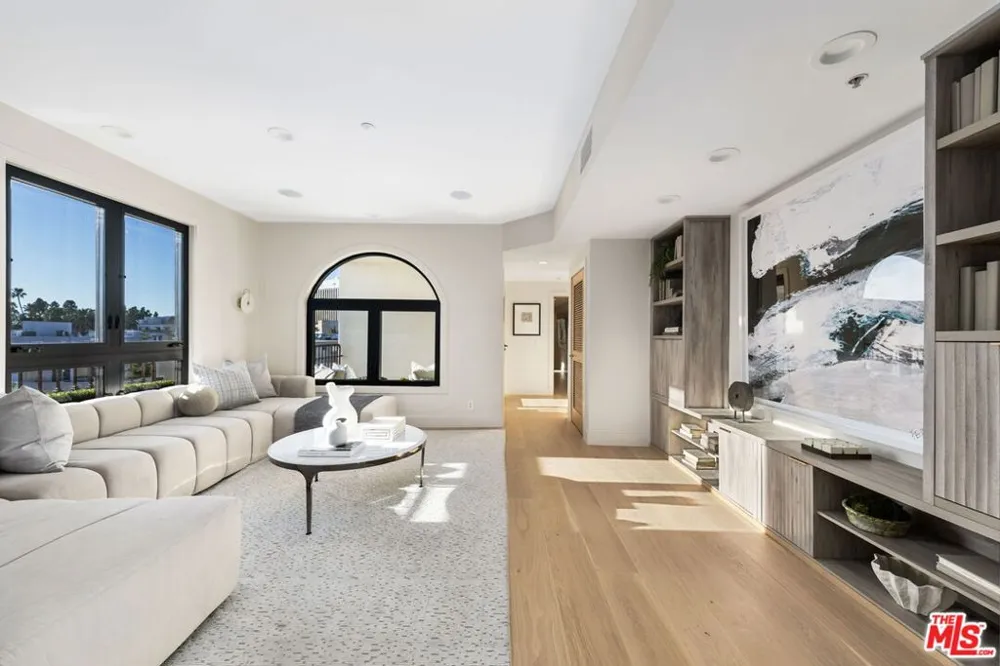 11923 Gorham Avenue #202 Los Angeles, CA 90049