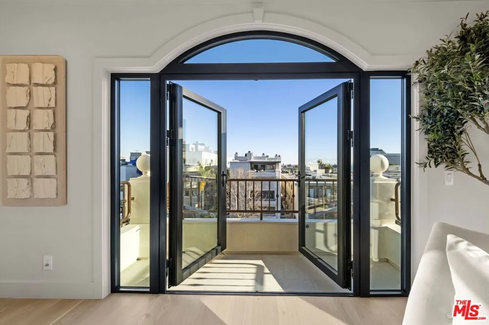 11923 Gorham Avenue #202 Los Angeles, CA 90049