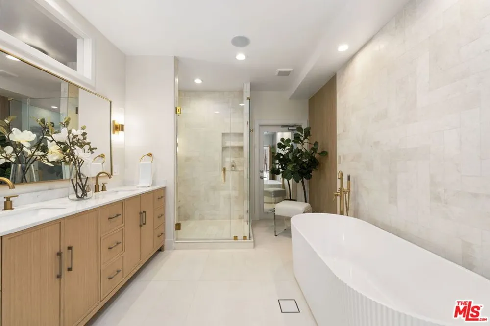 11923 Gorham Avenue #202 Los Angeles, CA 90049