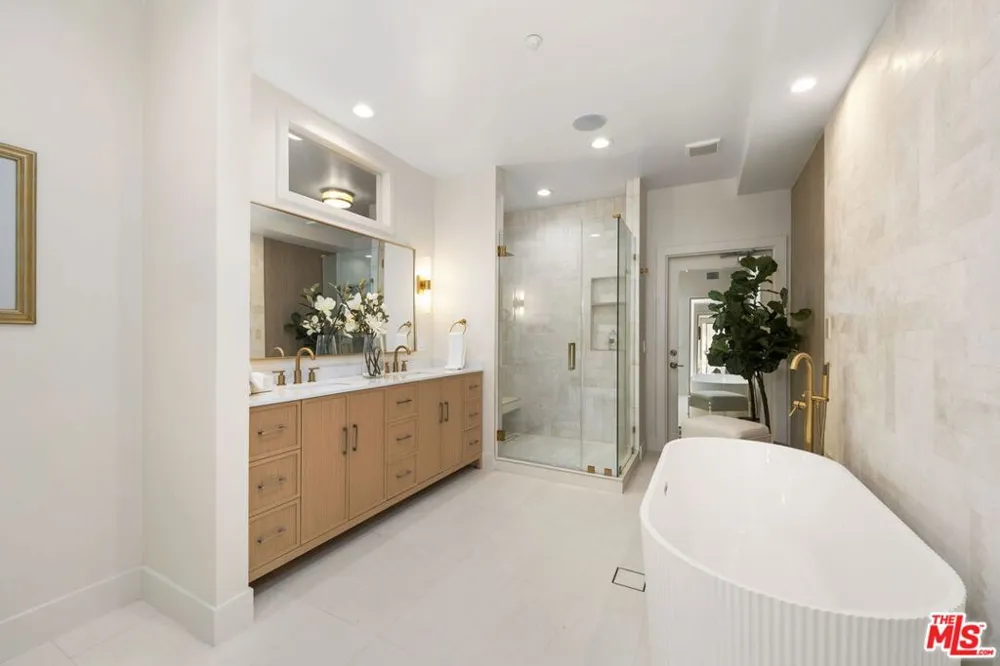 11923 Gorham Avenue #202 Los Angeles, CA 90049