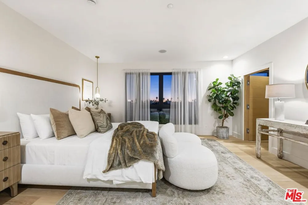 11923 Gorham Avenue #202 Los Angeles, CA 90049