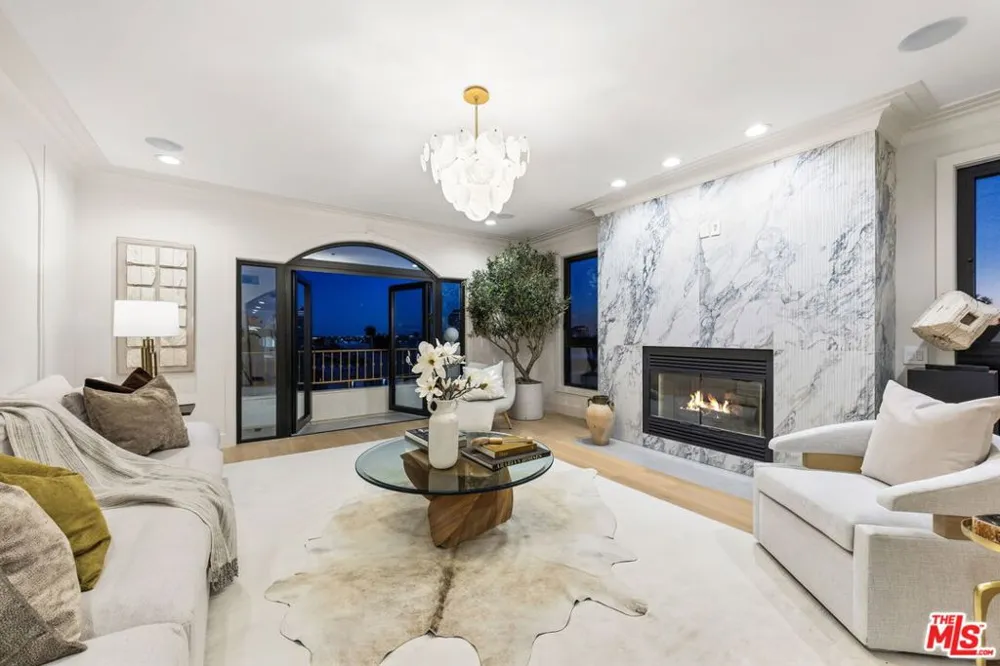 11923 Gorham Avenue #202 Los Angeles, CA 90049