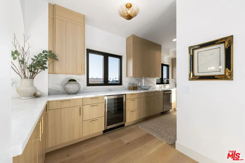 11923 Gorham Avenue #202 Los Angeles, CA 90049