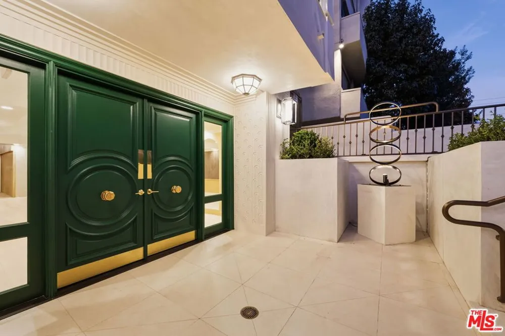 11923 Gorham Avenue #202 Los Angeles, CA 90049