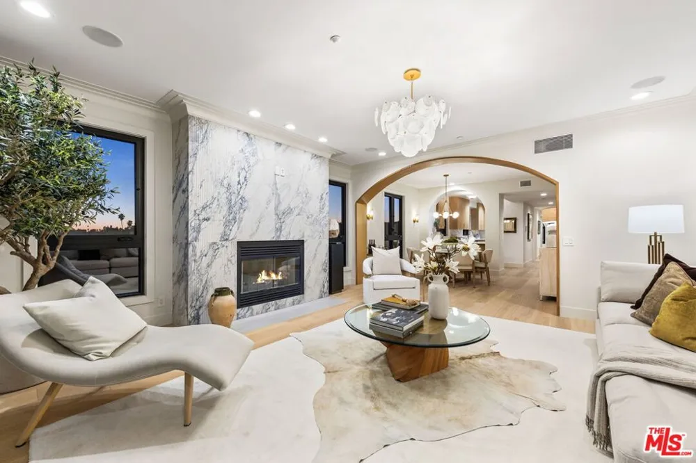 11923 Gorham Avenue #202 Los Angeles, CA 90049