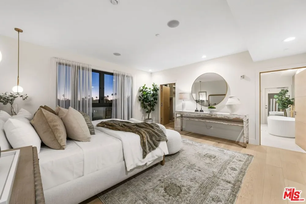 11923 Gorham Avenue #202 Los Angeles, CA 90049
