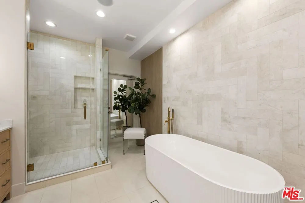 11923 Gorham Avenue #202 Los Angeles, CA 90049