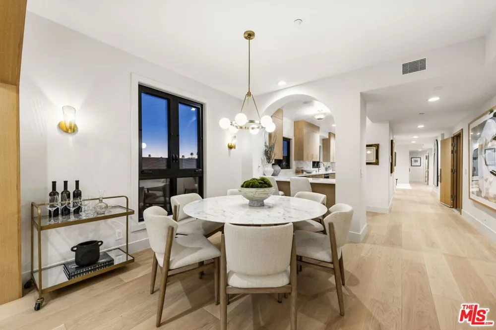 11923 Gorham Avenue #202 Los Angeles, CA 90049