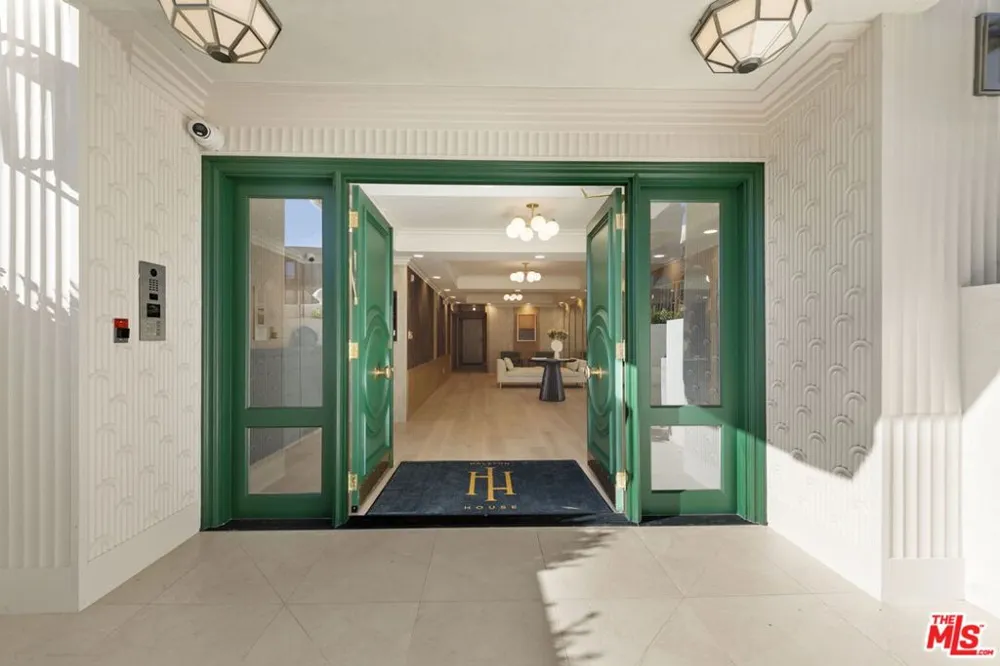 11923 Gorham Avenue #202 Los Angeles, CA 90049