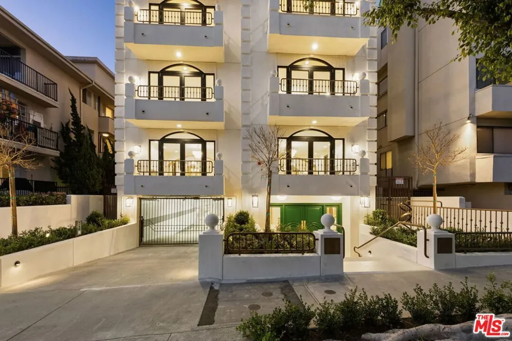 11923 Gorham Avenue #202 Los Angeles, CA 90049