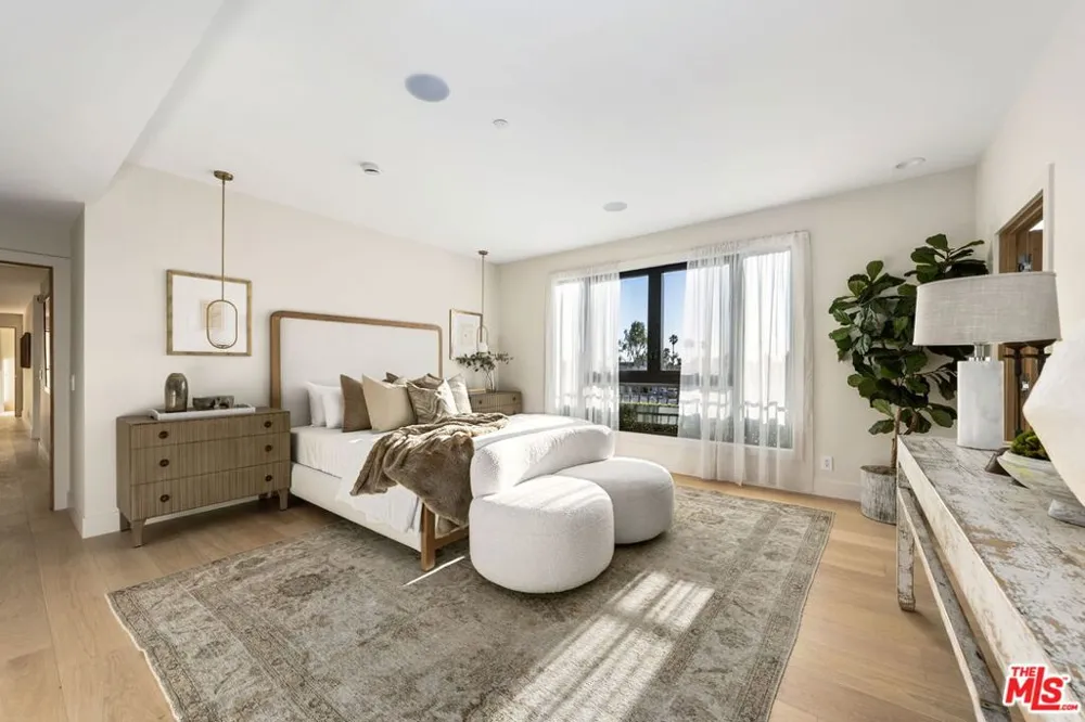 11923 Gorham Avenue #202 Los Angeles, CA 90049