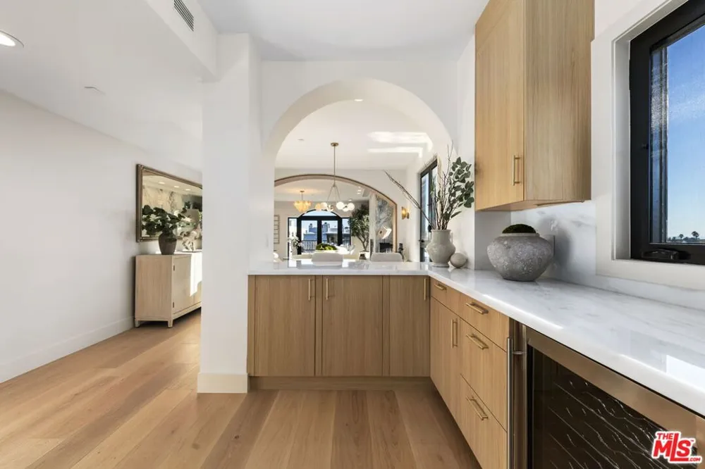 11923 Gorham Avenue #202 Los Angeles, CA 90049