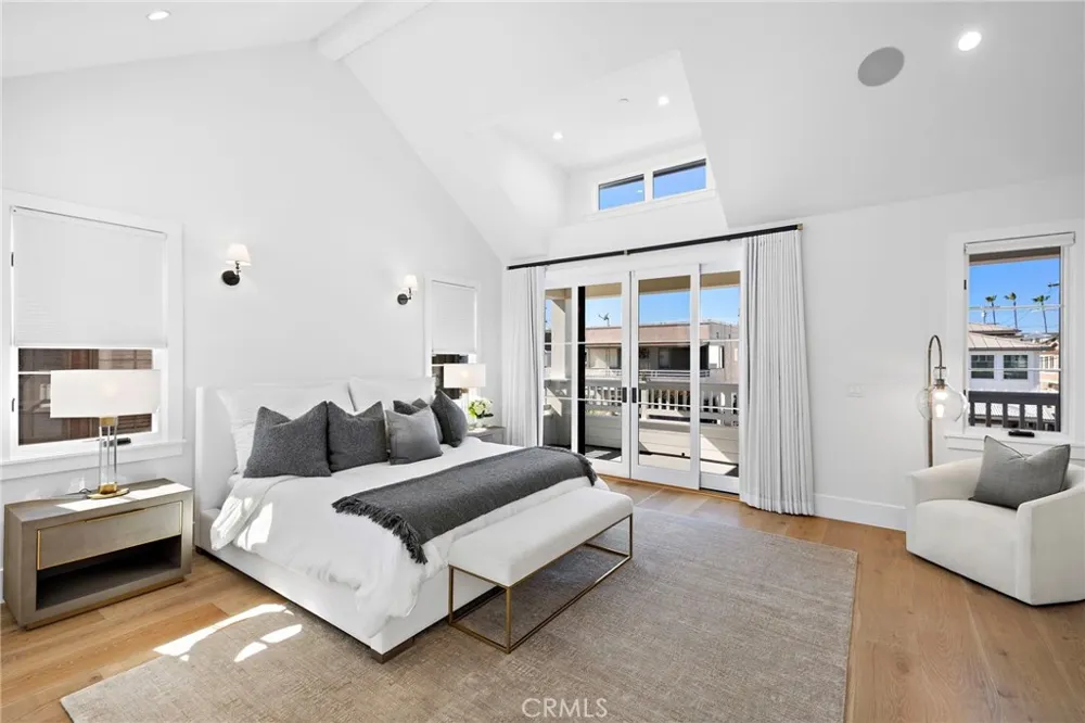 330 Onyx Avenue Newport Beach, CA 92662