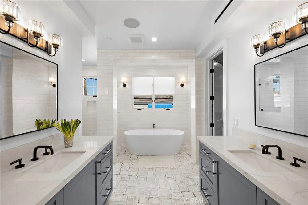 330 Onyx Avenue Newport Beach, CA 92662
