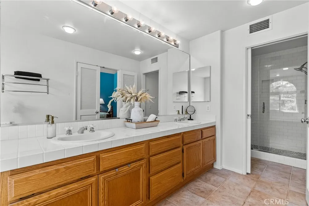 28712 Park Woodland Saugus, CA 91390