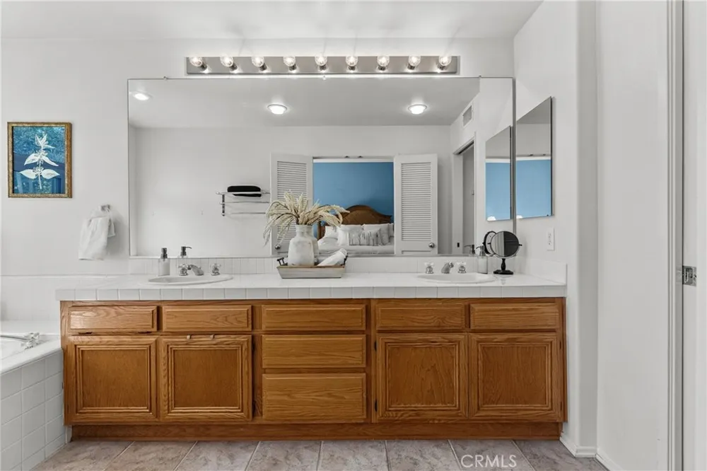 28712 Park Woodland Saugus, CA 91390