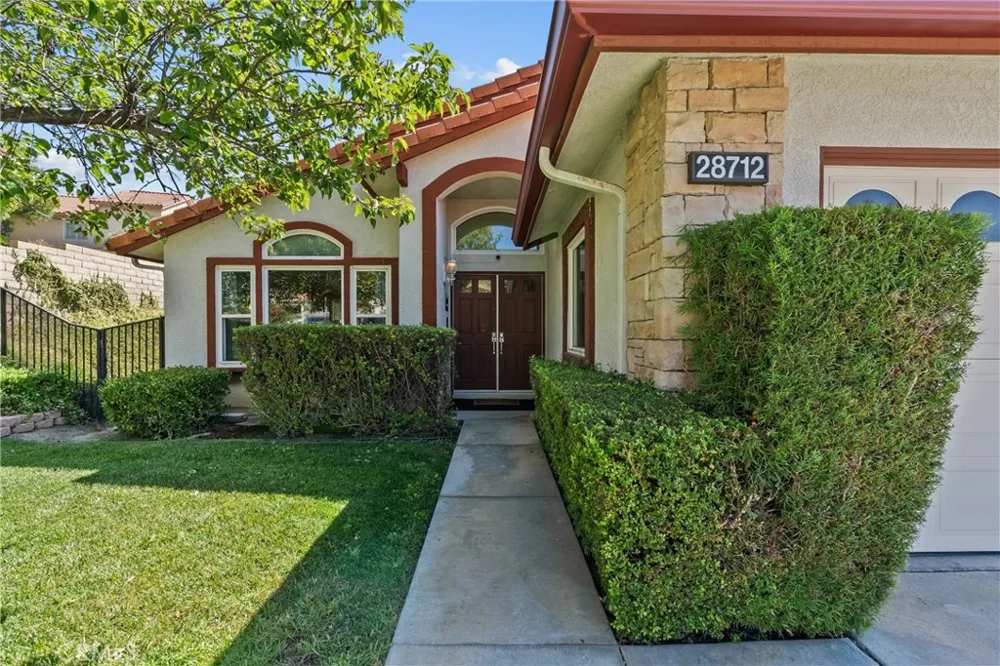 28712 Park Woodland Saugus, CA 91390