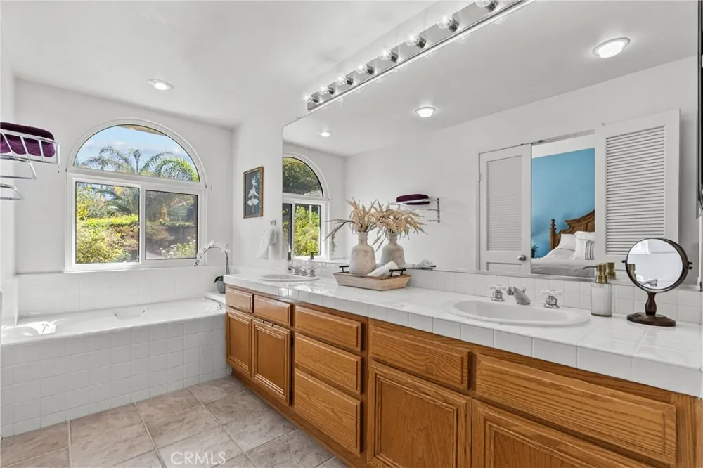 28712 Park Woodland Saugus, CA 91390