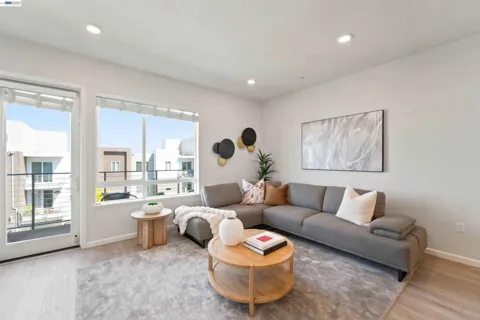 314 Llano De Los Robles Ave #7