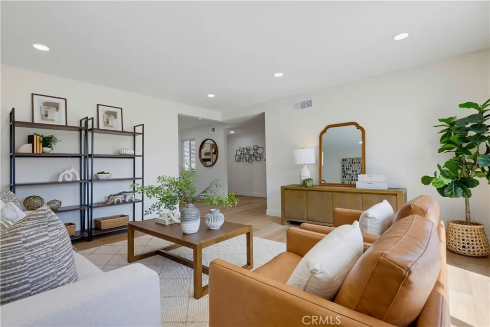 2924 W Mcfadden Santa Ana, CA 92704