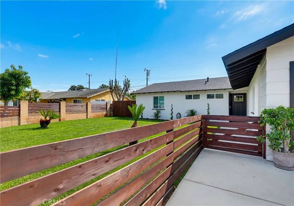 2924 W Mcfadden Santa Ana, CA 92704