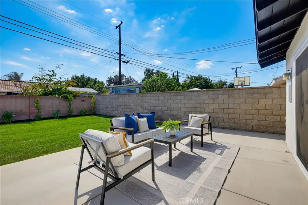 2924 W Mcfadden Santa Ana, CA 92704