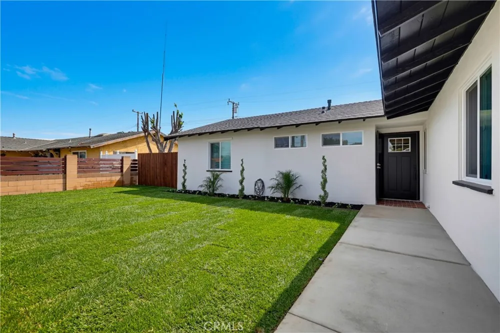 2924 W Mcfadden Santa Ana, CA 92704