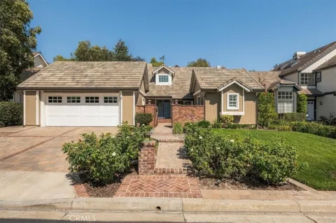 8 Lexington Way