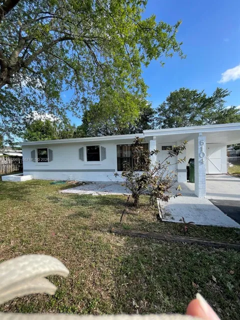 6104 NW 10th St