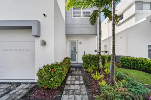10370 NW 67th Ter
