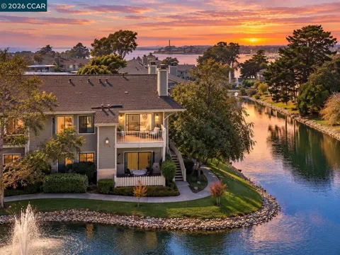 228 Lakeshore Court