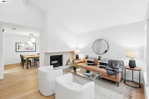 114 Lagunaria Ln