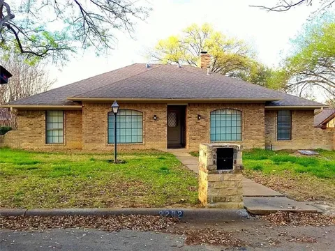 2202 Greenbriar Court